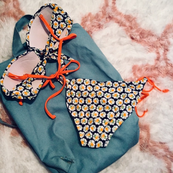 Bikini - Picture 3 of 4